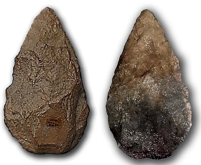 Comparison of Oldowan cores and Acheulean handaxes